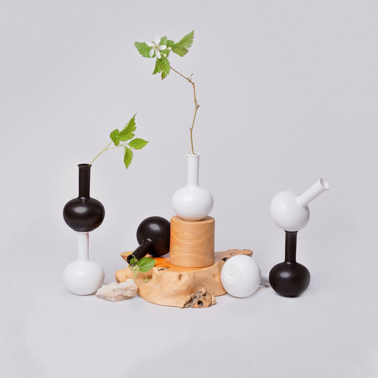 BLACK OR WHITE MINI VASE 6 (MV6)