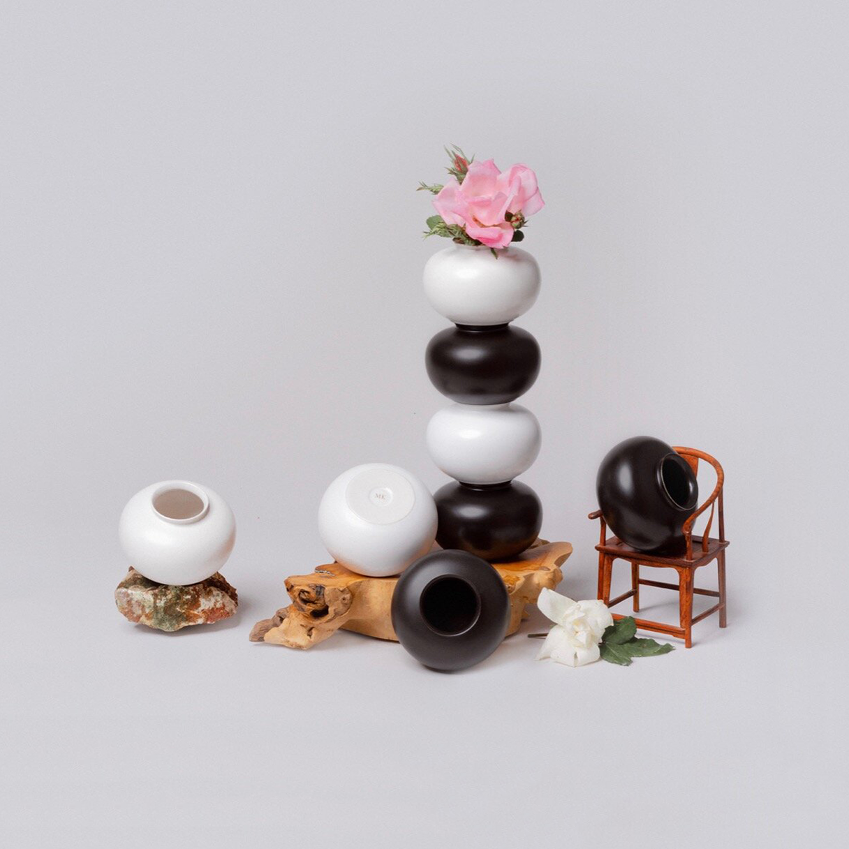 BLACK OR WHITE MINI VASE 7 (MV7)