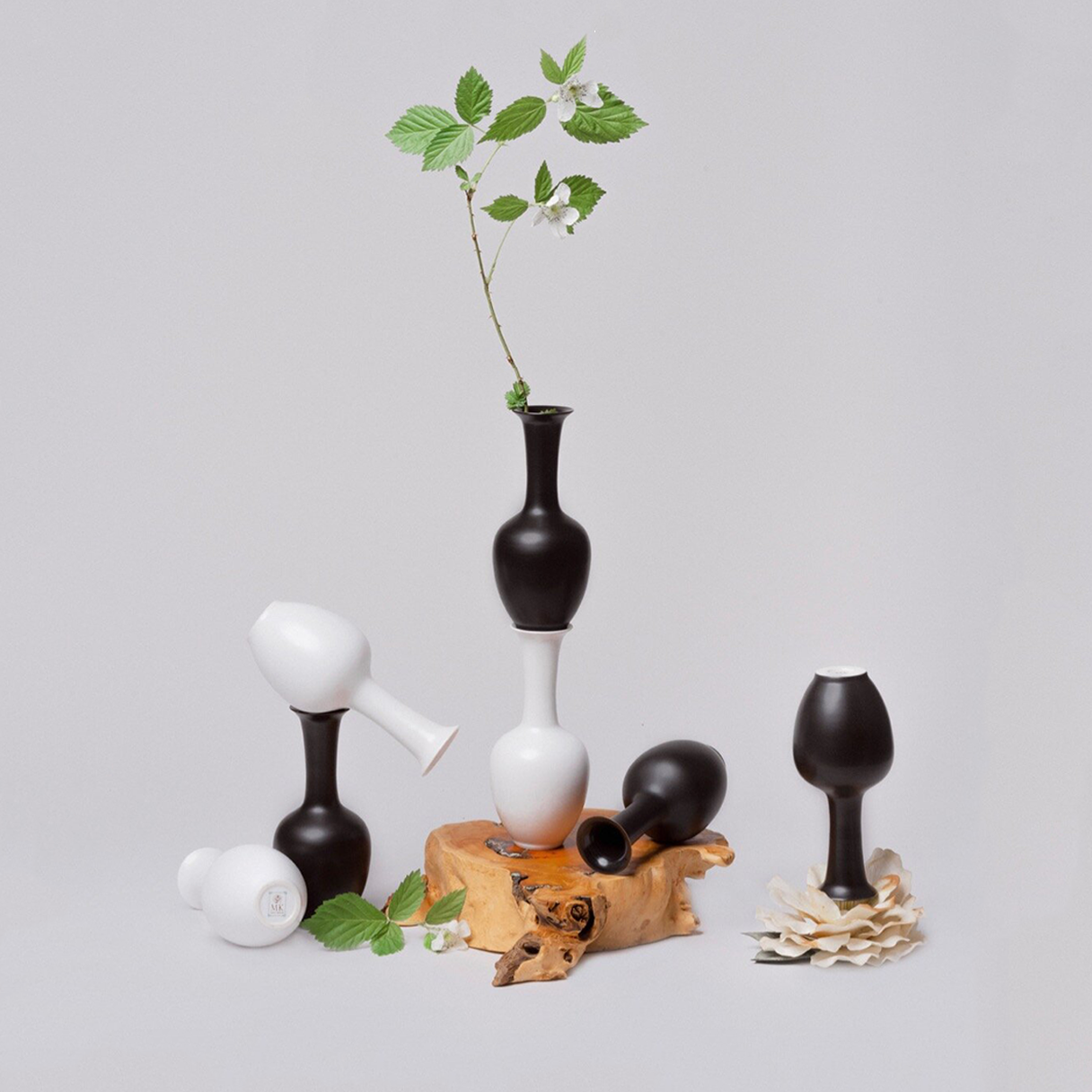 BLACK OR WHITE MINI VASE 8 (MV8)