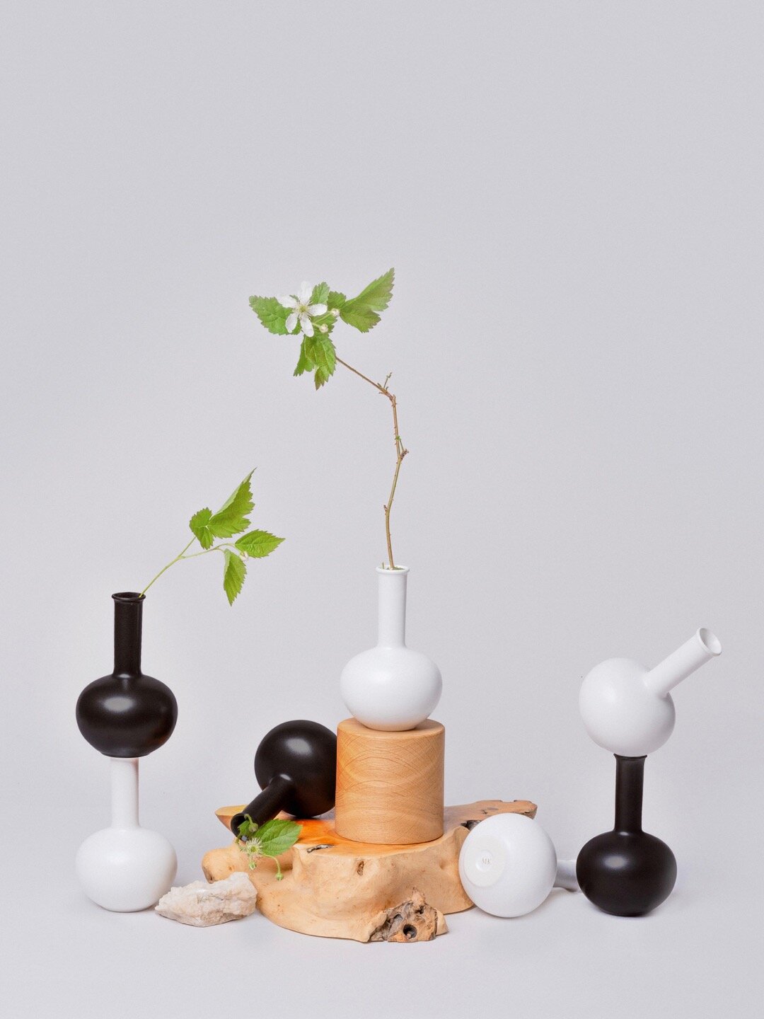 BLACK OR WHITE MINI VASE 6 (MV6)