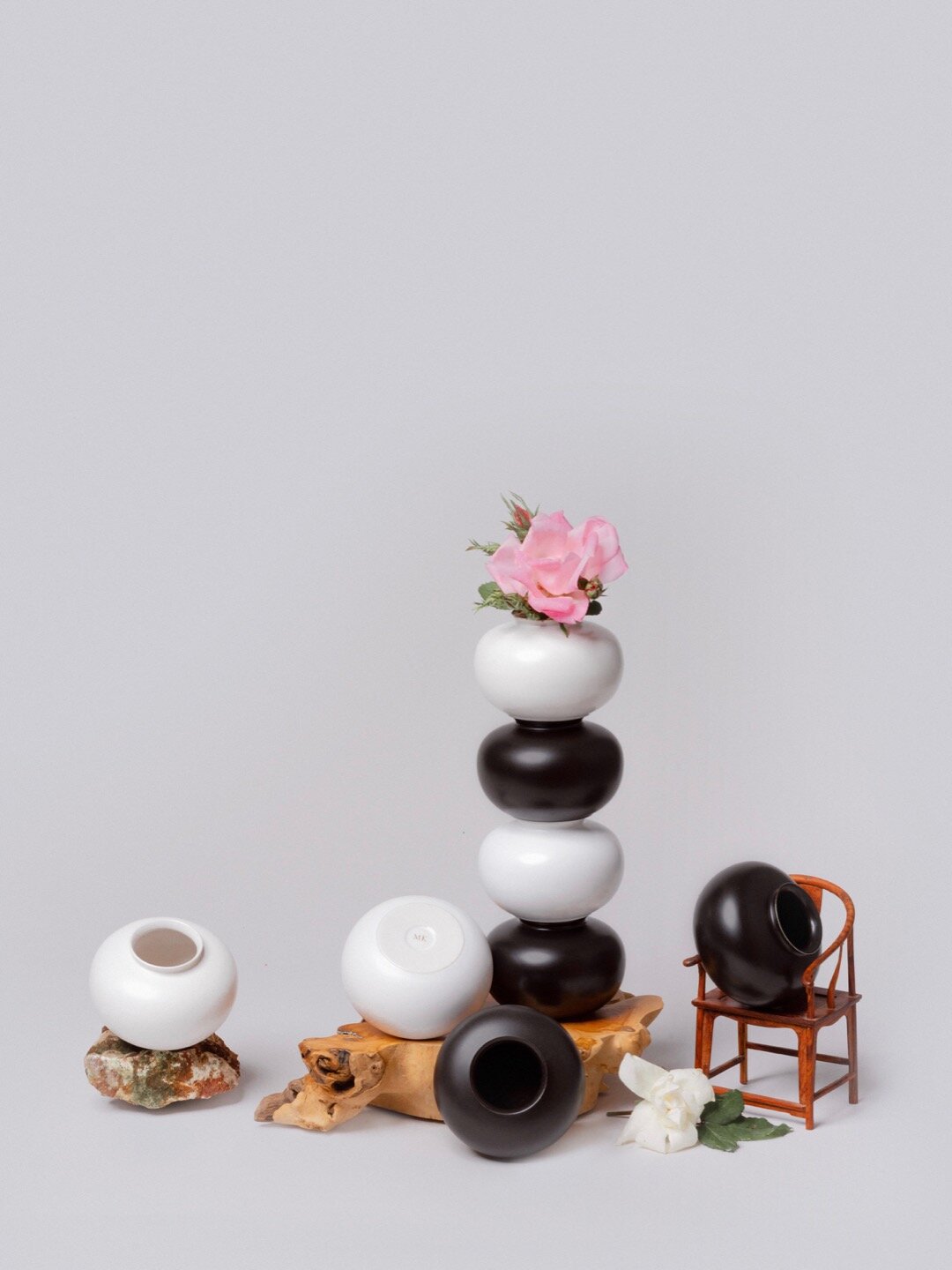 BLACK OR WHITE MINI VASE 7 (MV7)