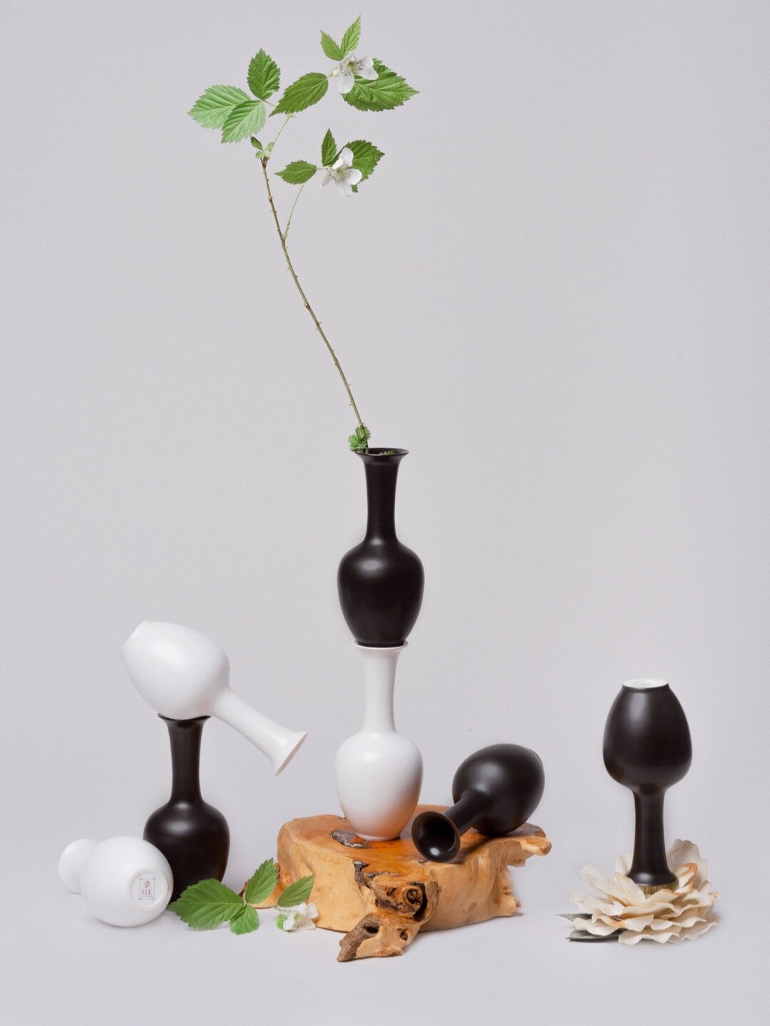 BLACK OR WHITE MINI VASE 8 (MV8)