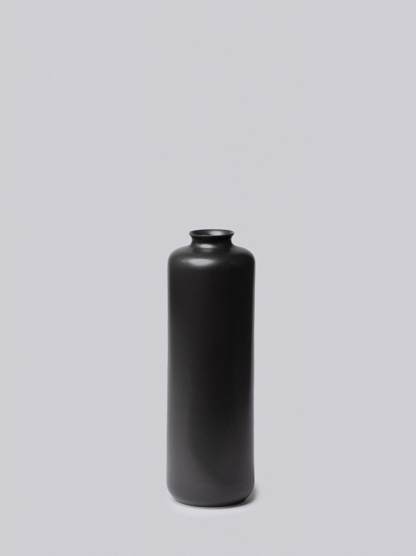 MEDIUM BLACK VASES